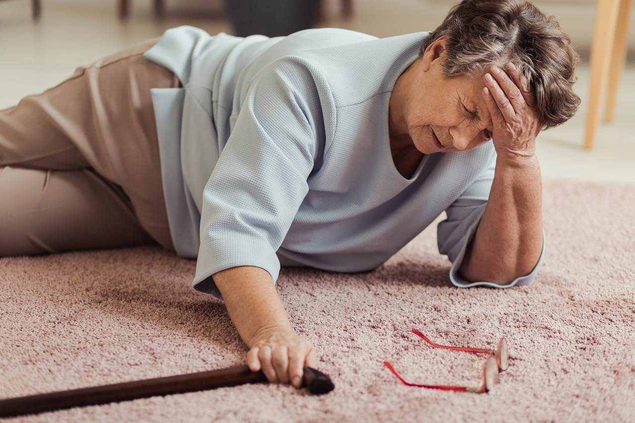 Frau nach einem Sturz auf dem Boden