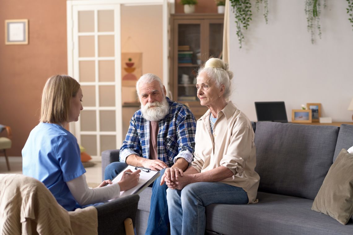 Sucht im Alter: Ehepaar beim Therapiegespräch