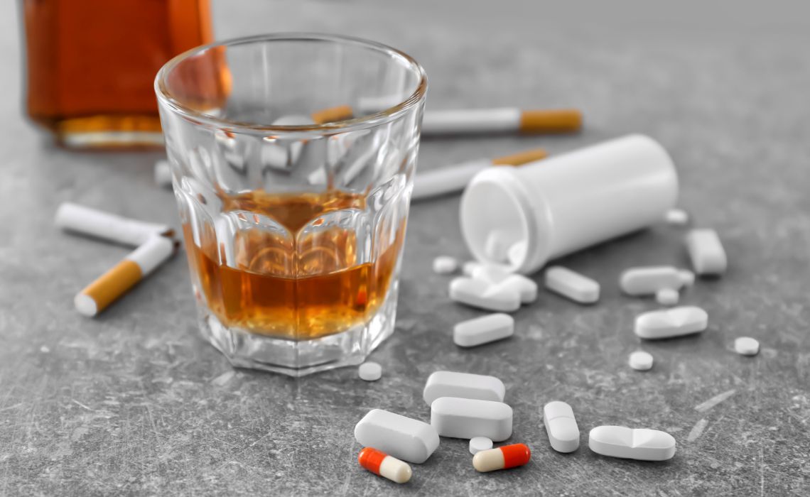 Sucht im Alter: Zigaretten, Tabletten und Alkohol liegen auf dem Tisch