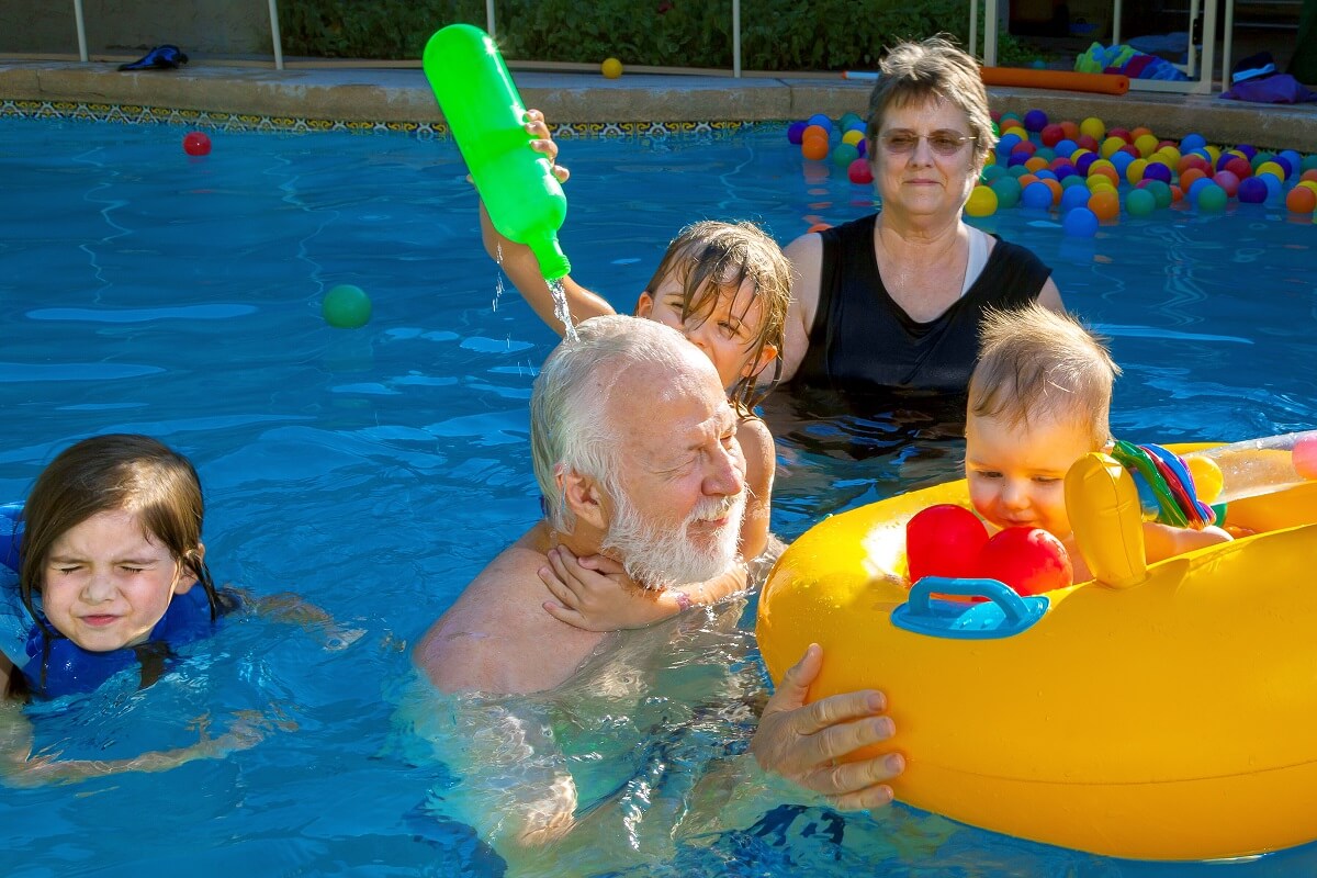 Großeltern und Enkel haben Spaß im Schwimmbad