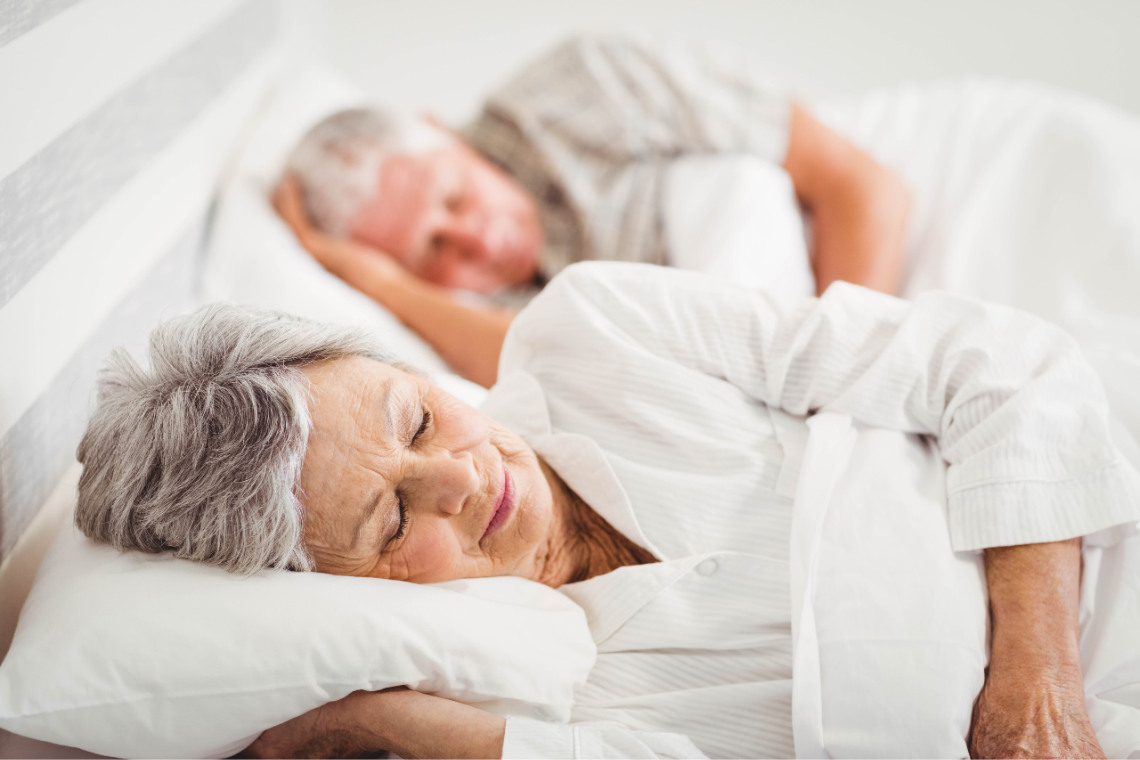 Seniorenpaar schläft im Bett