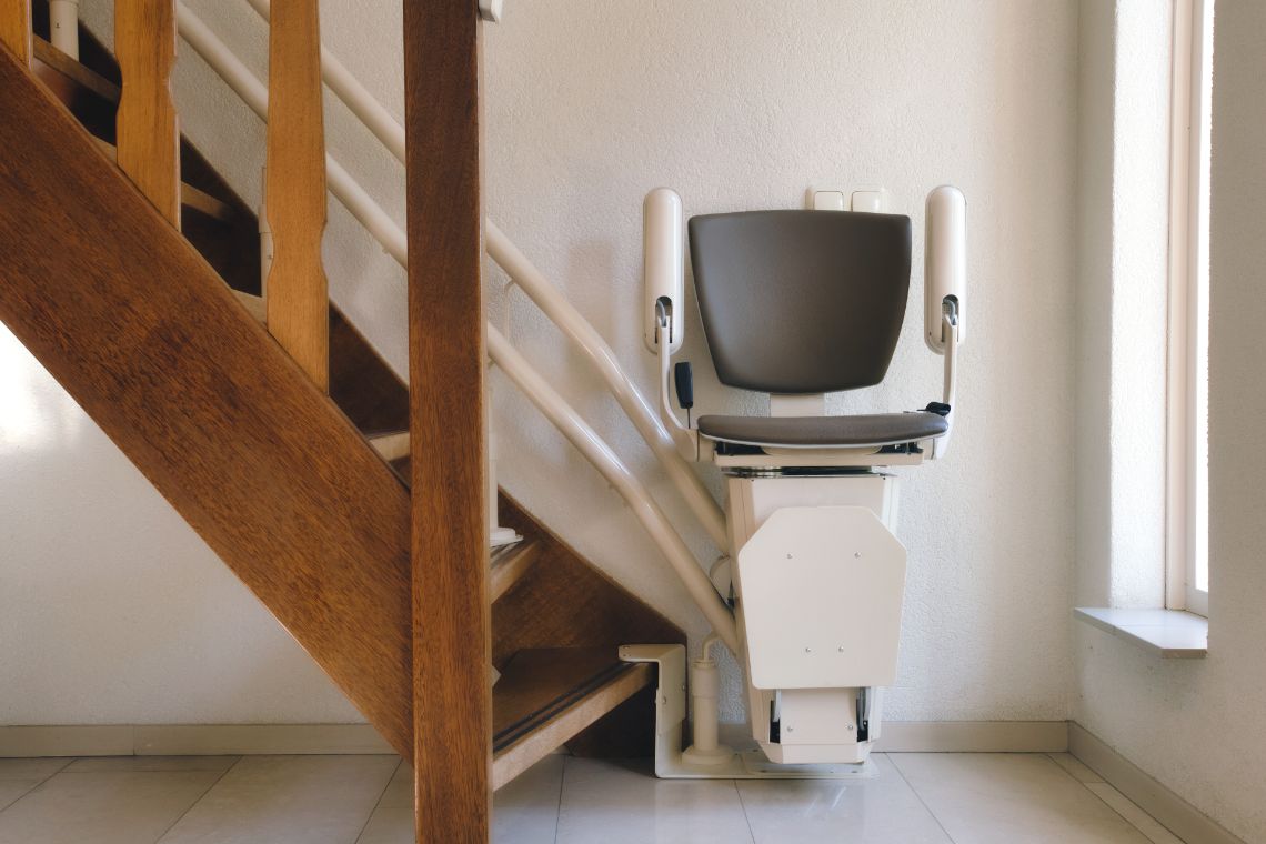 Günstige Treppenlifte: Zuschüsse © © annebel146 | stock.adobe.com brauner Treppenlift an Holztreppe