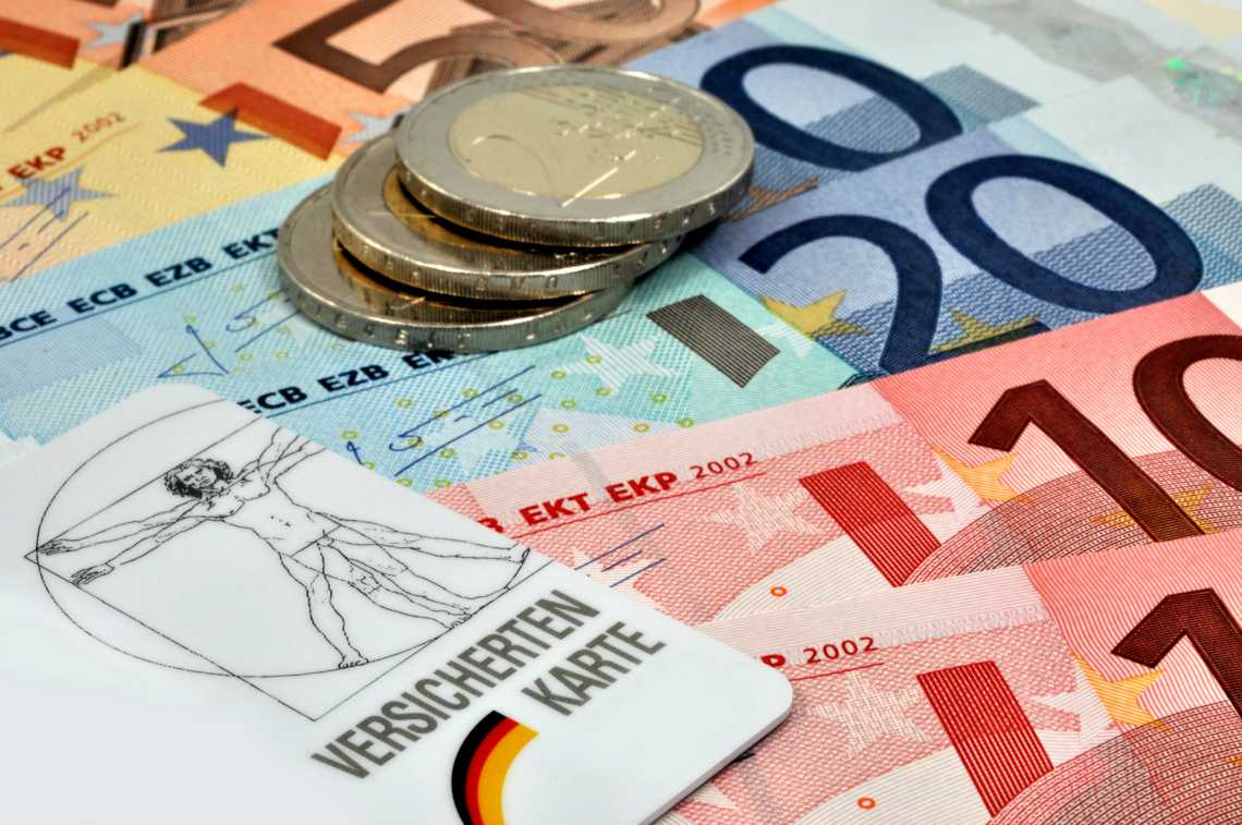 Geldscheine und 2 Euro Münzen