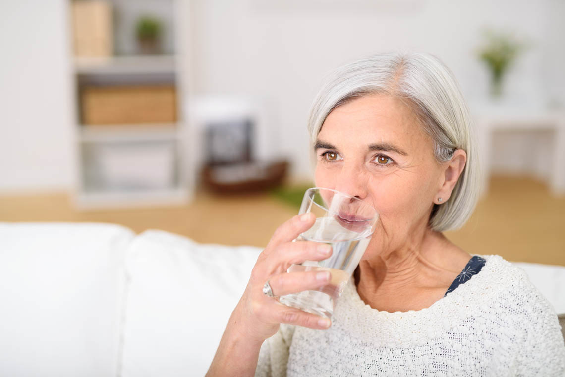 Seniorin beim Wassertrinken