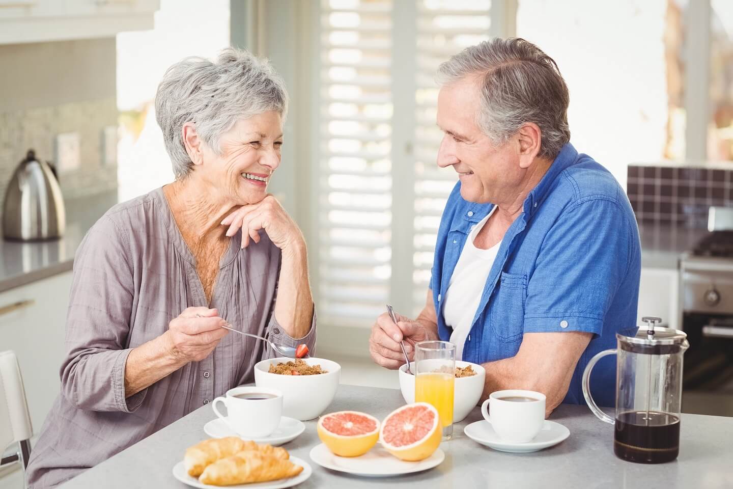 Rentner beim gemeinsamen Frühstück