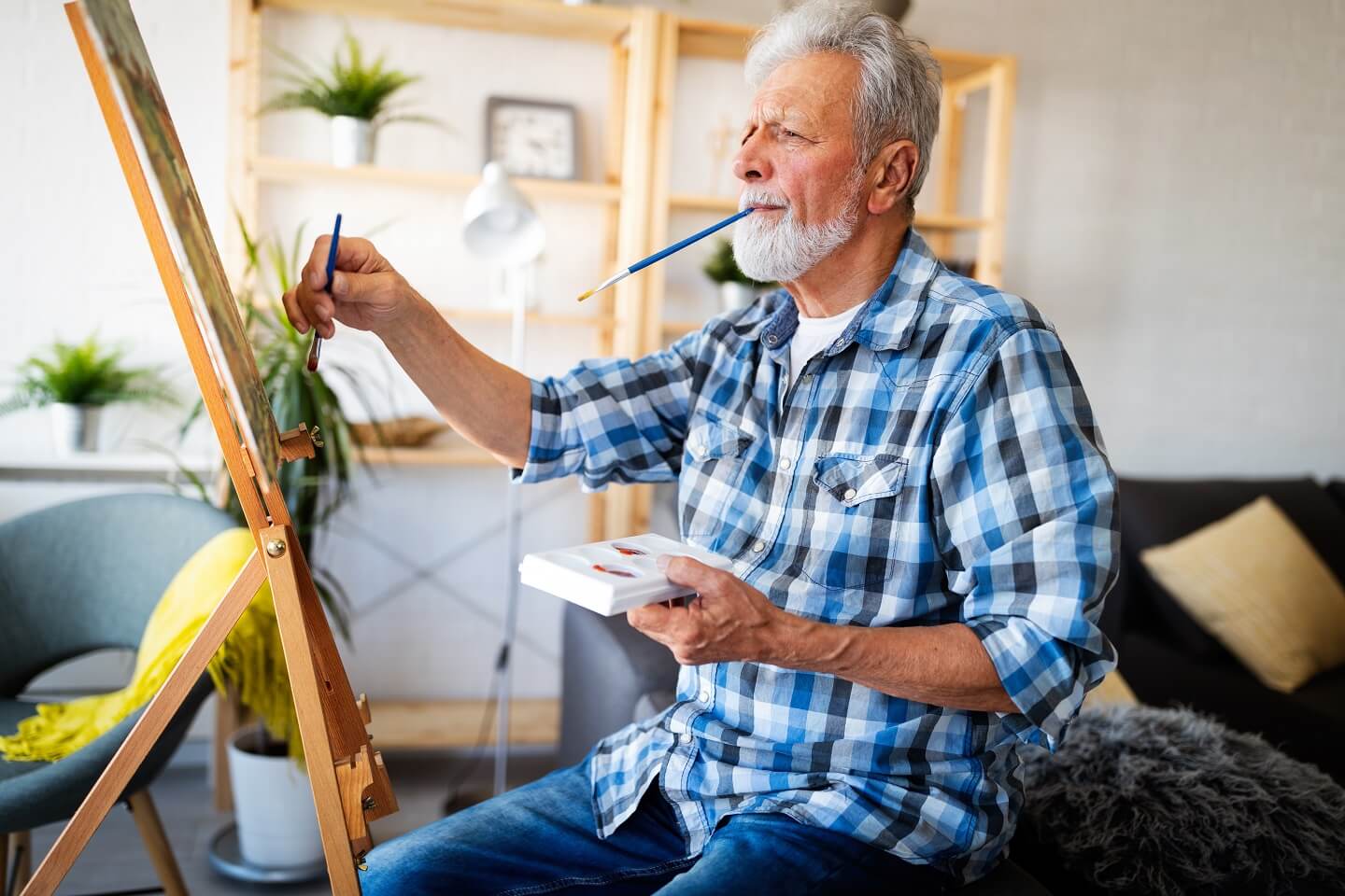 Kreativ sein im Ruhestand: Rentner beim Malen