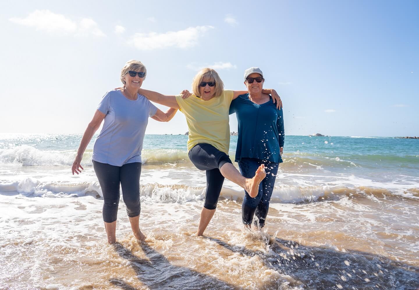 Seniorinnen im Urlaub am Strand