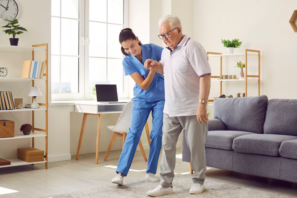 Unsicherer Gang: Ursachen erkennen und Sturzrisiko senken