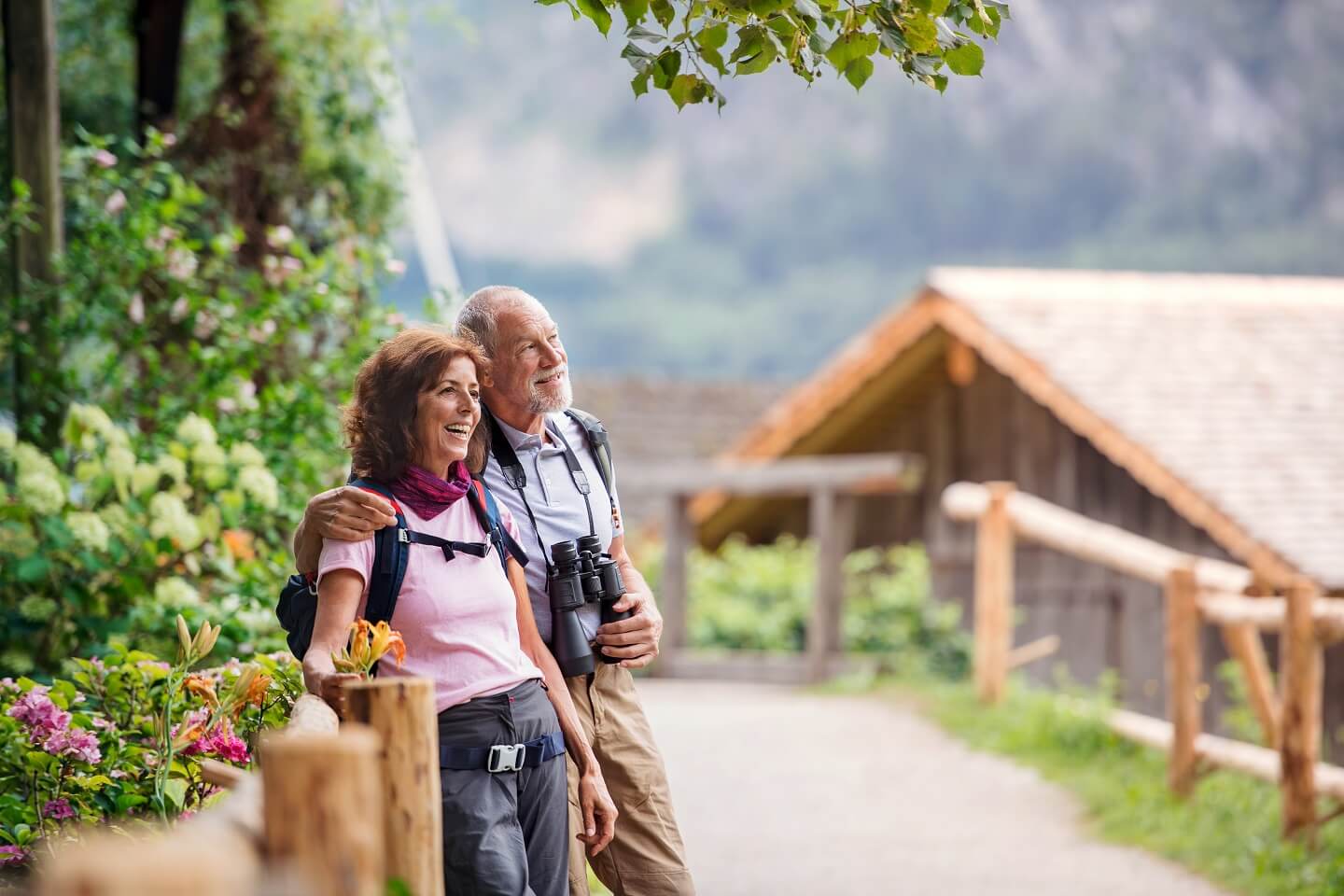 Älteres Paar beim Wandern im Urlaub zu Hause