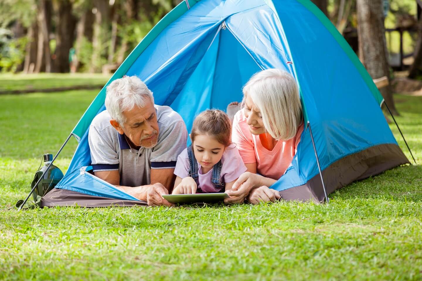 Großeltern im Zelt mit Enkelkind