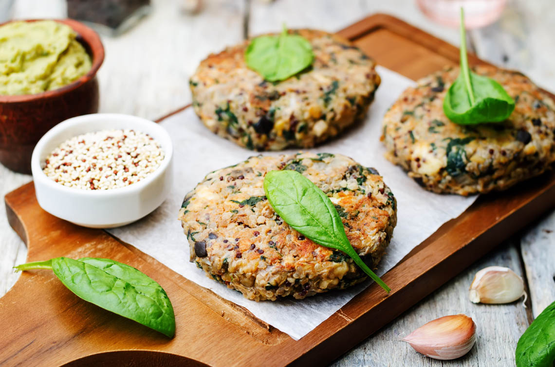 Veganer Quinoa-Auberginen-Spinat-Kichererbsen-Burger