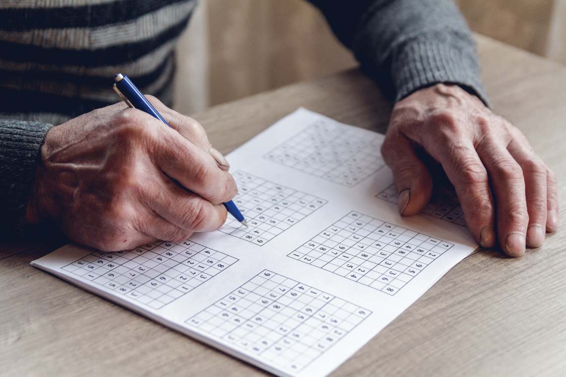 Mann löst Sudoku
