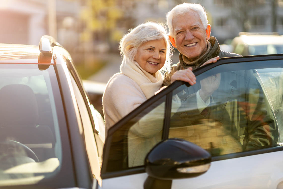 Älteres Paar mit Auto