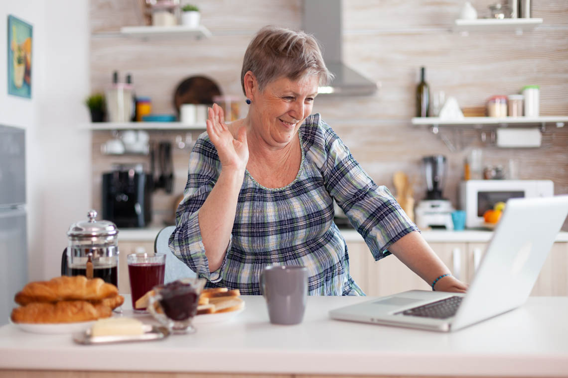 Seniorin beim Videochatten