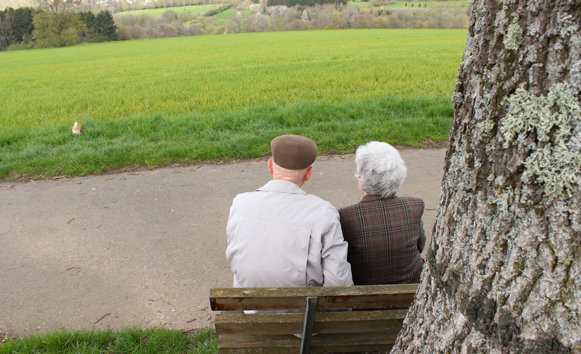 Älteres Paar beim Spaziergang