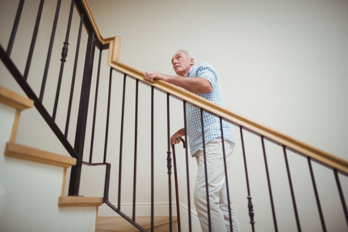 Was hilft gegen schwere Beine: Mann beim Treppensteigen