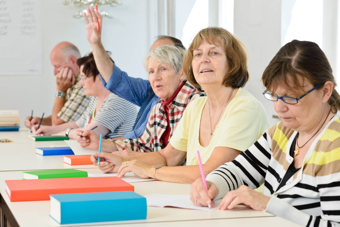 Senioren bilden sich in einem Kurs weiter