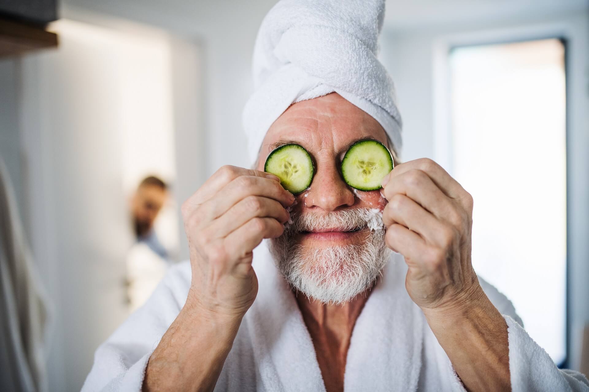 Wellness für Senioren: Älterer Herr mit Gurken auf den Augen