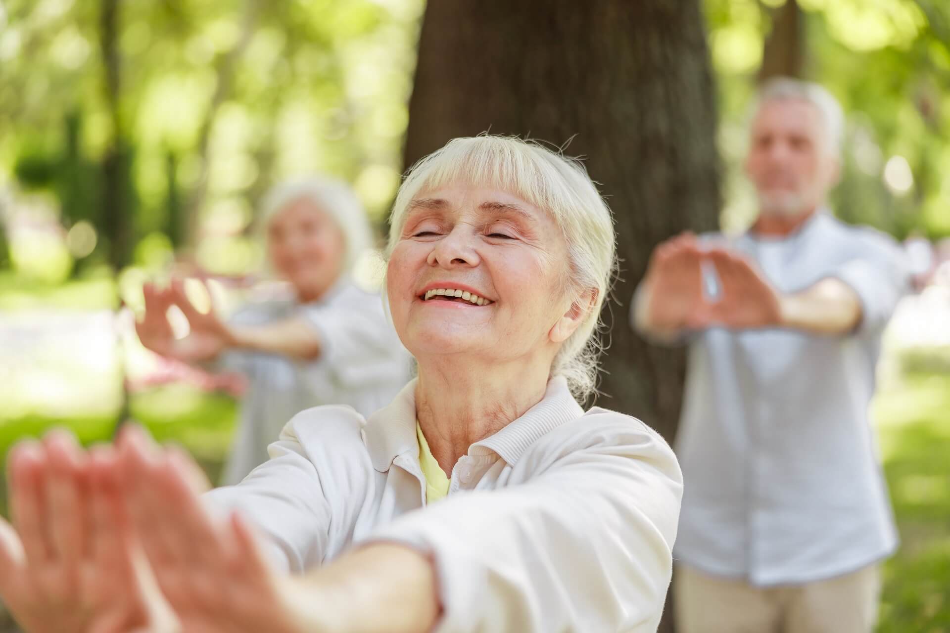 Wellness für Senioren: Ältere Menschen dehnen sich