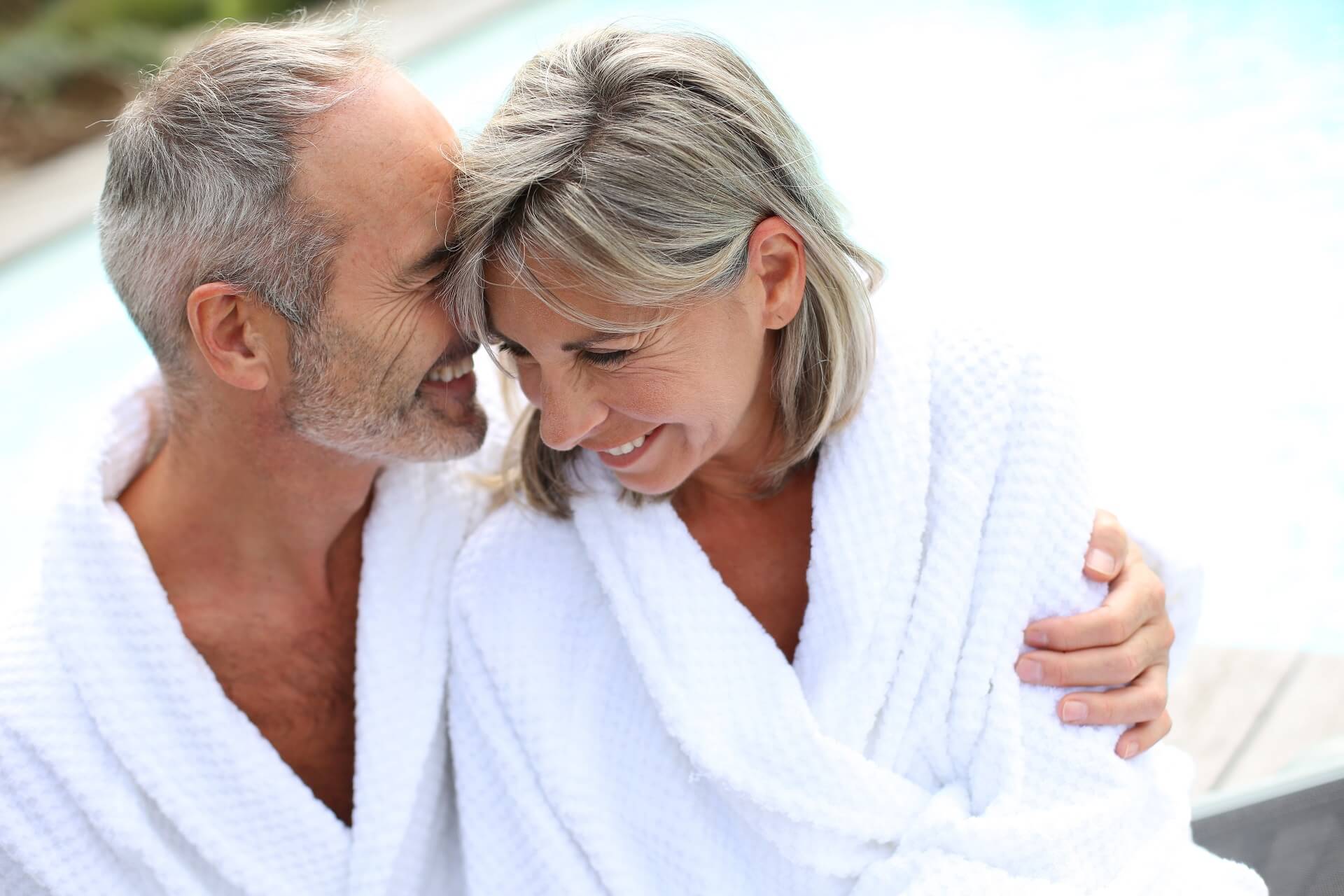 Wellness für Senioren: älteres Paar im Bademantel
