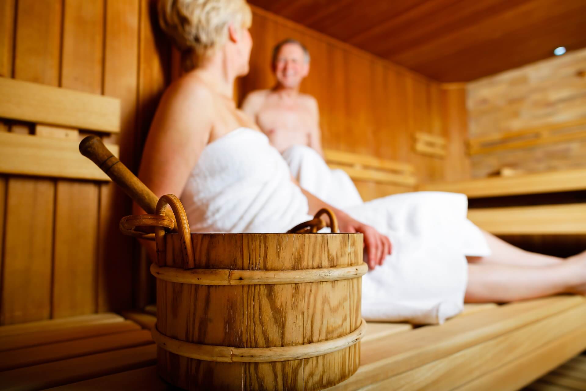 Wellness für Senioren: Ältere Menschen in Sauna