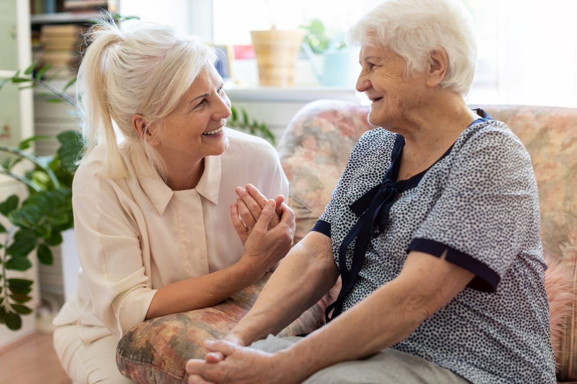Wesensveränderungen im Alter: Rentnerin spricht mit Pflegekraft