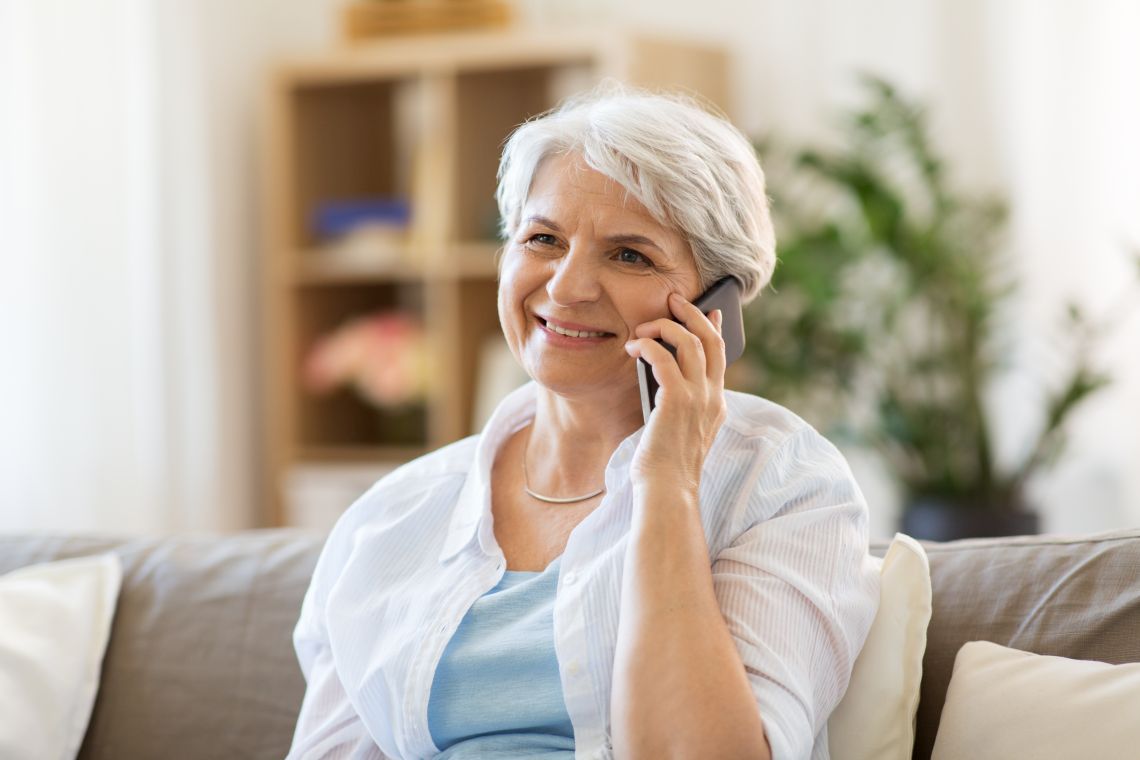 Eine ältere Frau telefoniert mit dem Handy