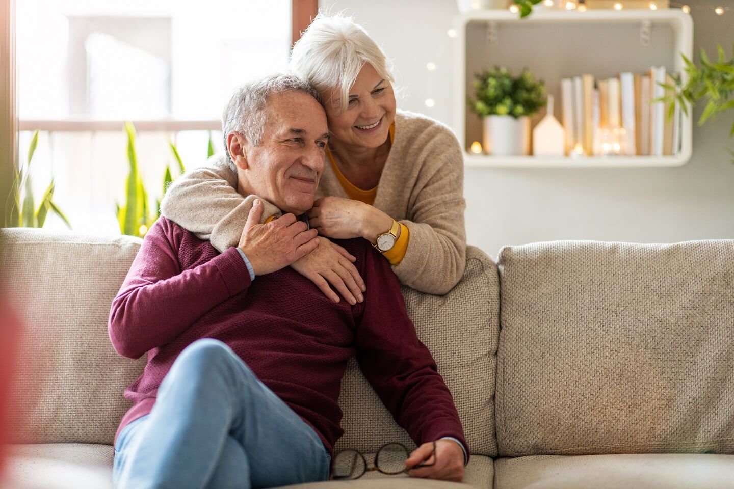 Wohnen im Alter: Älteres Paar auf der Couch