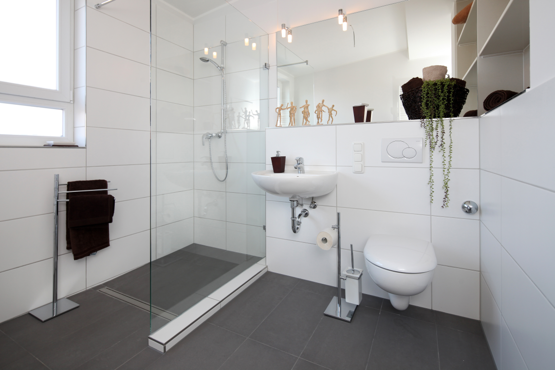 Modernes barrierefreies Badezimmer mit bodengleicher Dusche