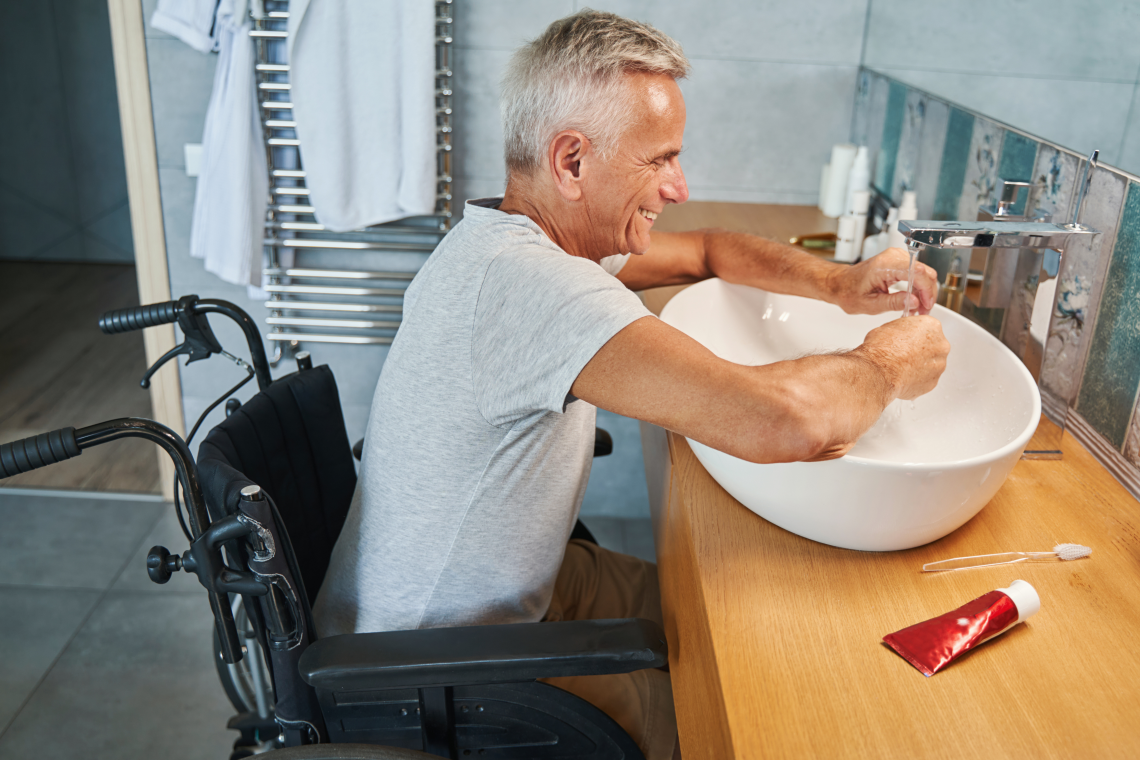 Senior im Rollstuhl bei der täglichen Körperpflege