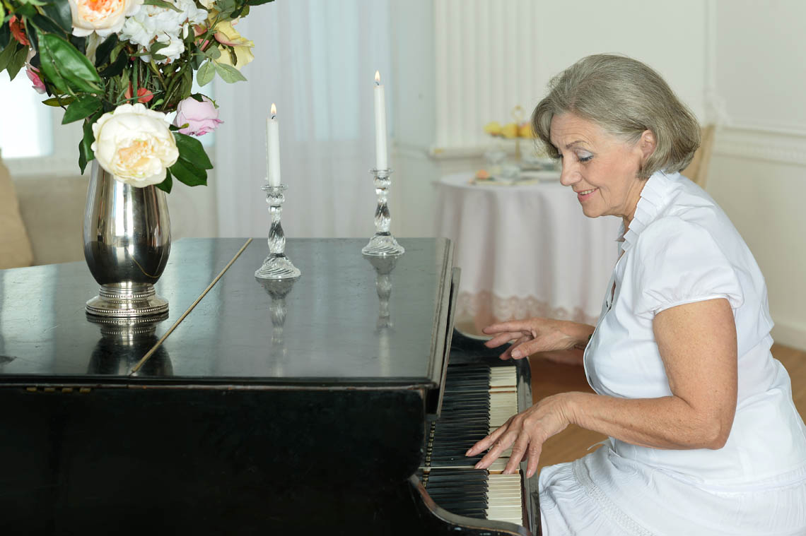 Seniorin spielt Klavier