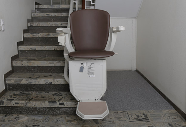 Treppenlift im Mehrfamilienhaus
