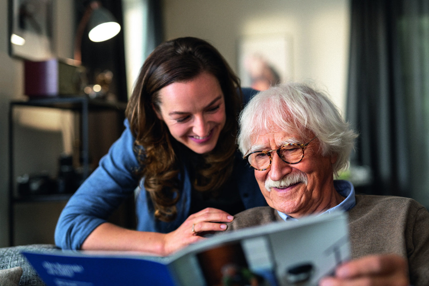 Vater und Tochter checken Hublift Preise