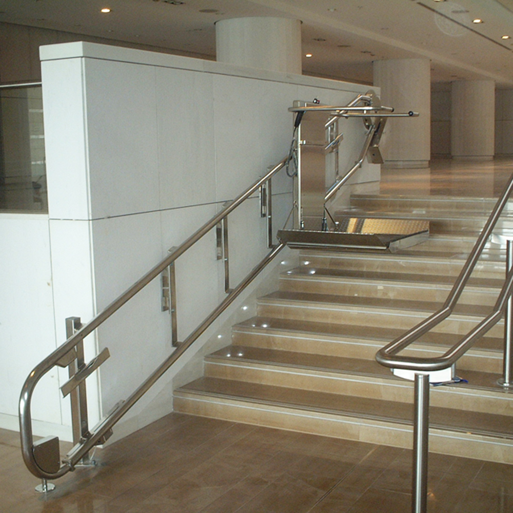 Rollstuhllift in öffentlichem Gebäude