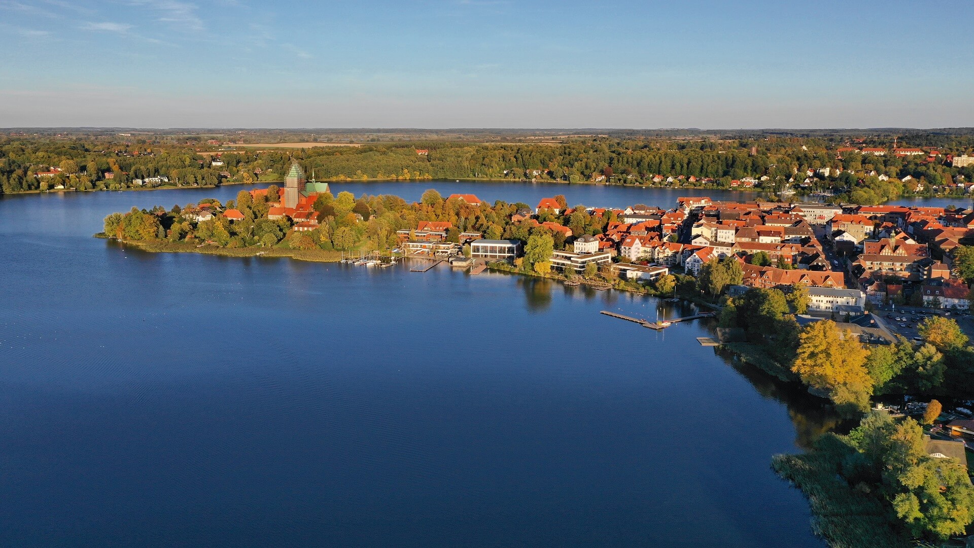 Luftaufnahme von Ratzeburg im Sonnenlicht