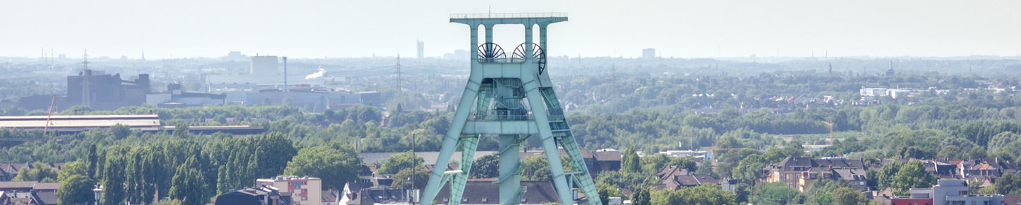 Fördergerüst des Bochumer Bergbaumuseums vor Stadthintergrund