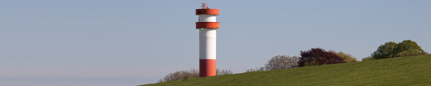 Rot-weißer Leuchtturm in Bremervörde auf Wiesenlandschaft