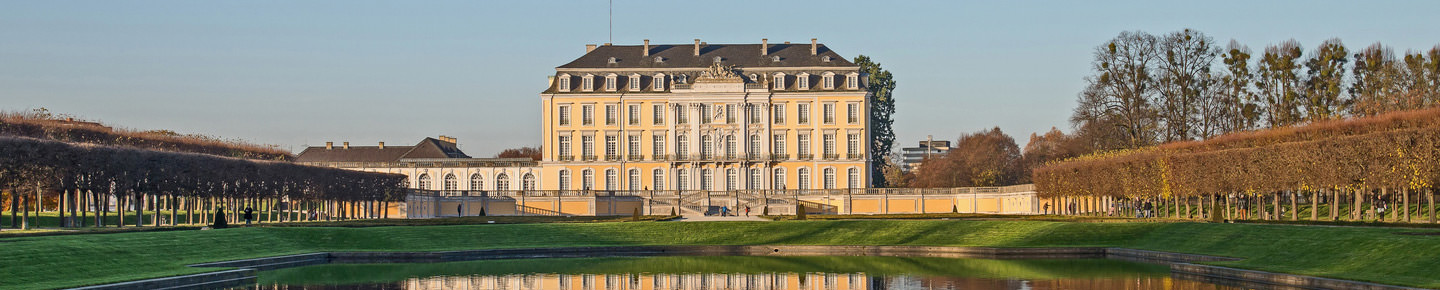 Schloss Augustusburg in Brühl aus Parkperspektive