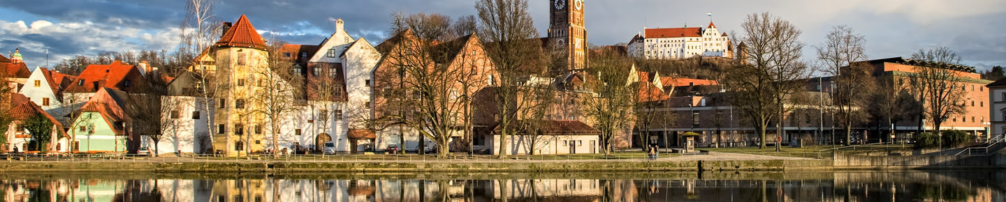 Hausfassaden von Reihenhäusern am Wasser in Landshut