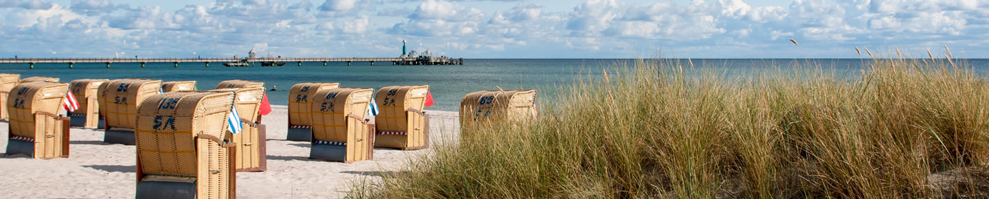 Bänke am Strand der Ostsee in Neustadt in Holstein