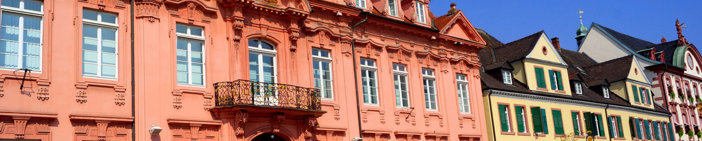 Fassade eines roséfarbenen Altbaus in Offenburg