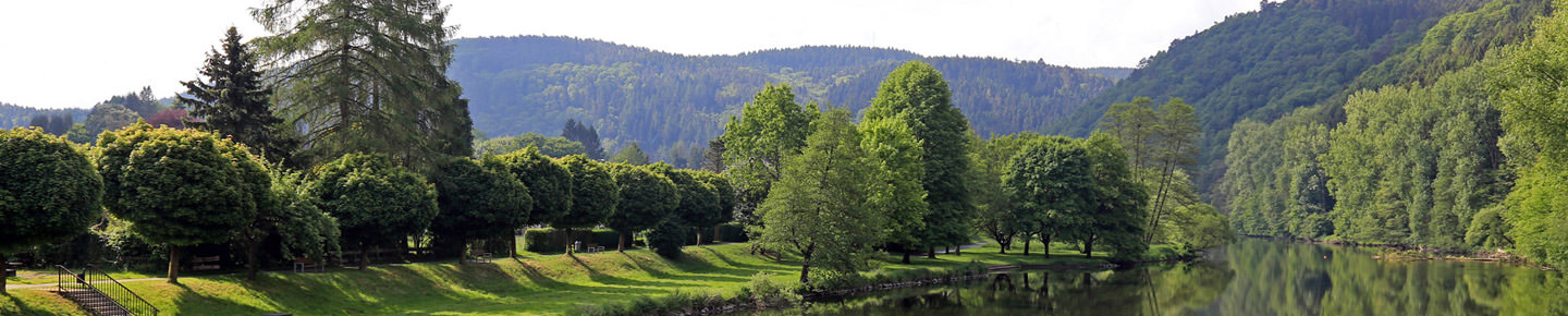 Idyllische Parkanlage am Fluss in Sankt Augustin