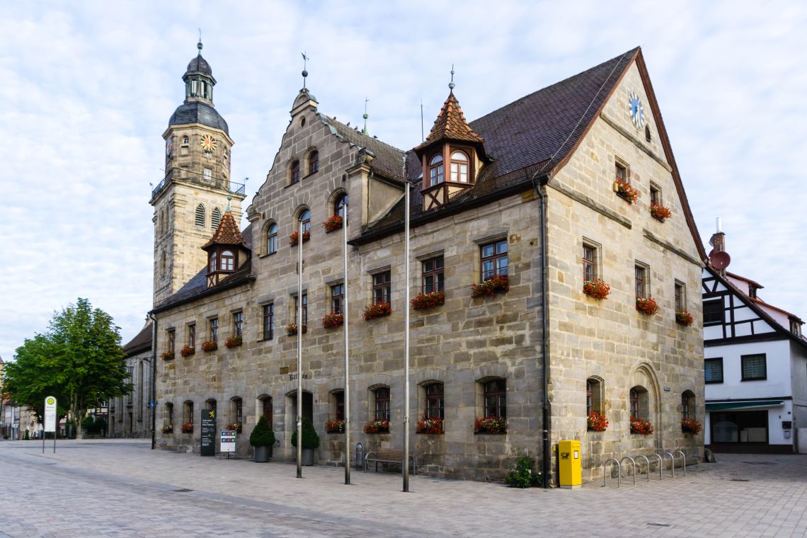 Rathaus in Altdorf bei blauen Himmel