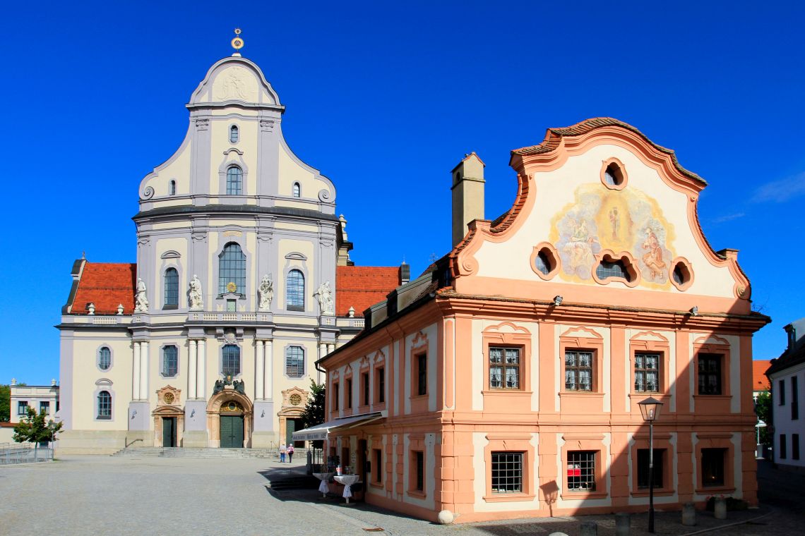 Treppenlift in Altötting und Umgebung kaufen Blick auf historische Gebäude in Altötting