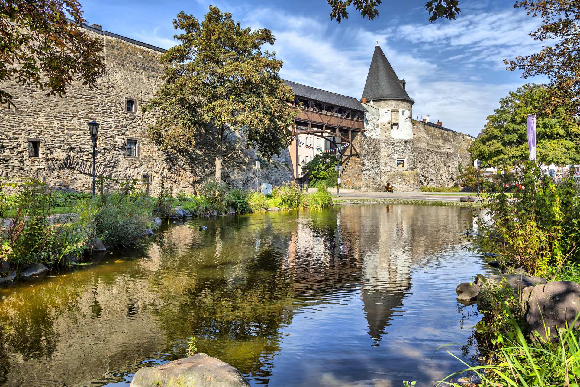 Alte Stadtmauer mit Teich in Andernach