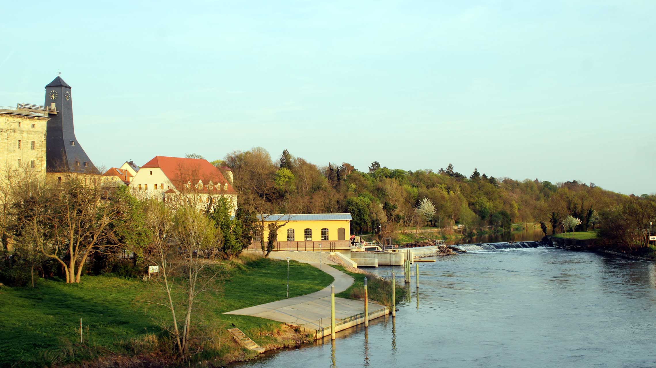 Borlachturm und Wasserkraftwerk an der Saale