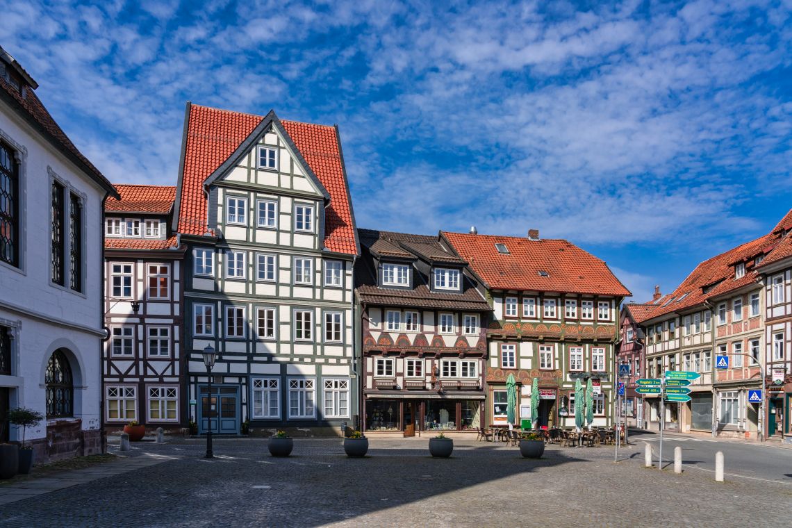 Marktplatz von Bad Gandersheim mit historischen Gebäuden