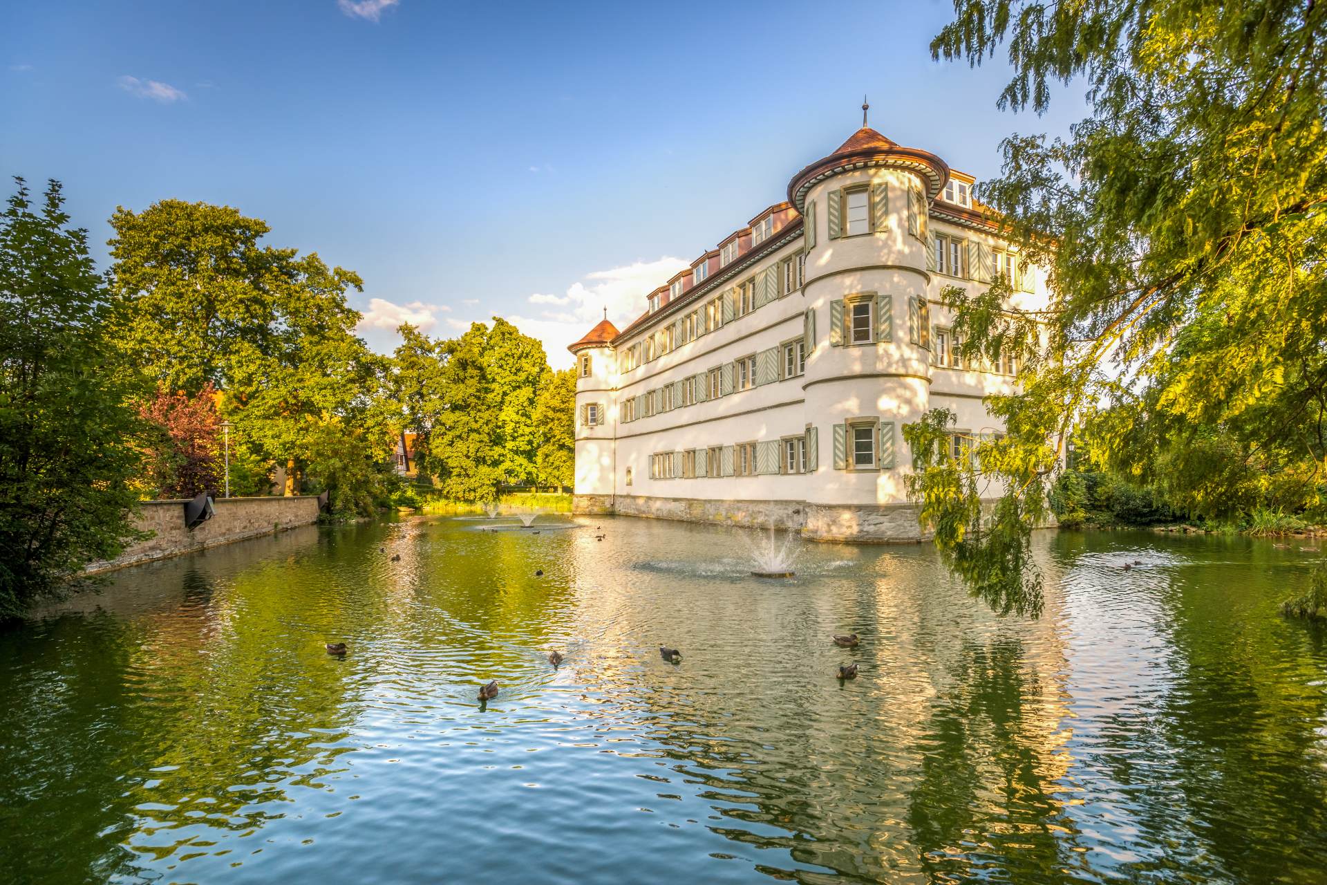 Altes Gebäude umgeben von Wasser