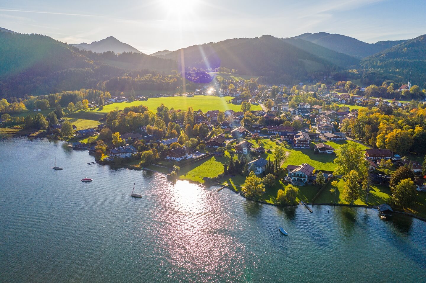 Luftaufnahme von Bad Wiessee mit Uferbereich und Bergpanorama