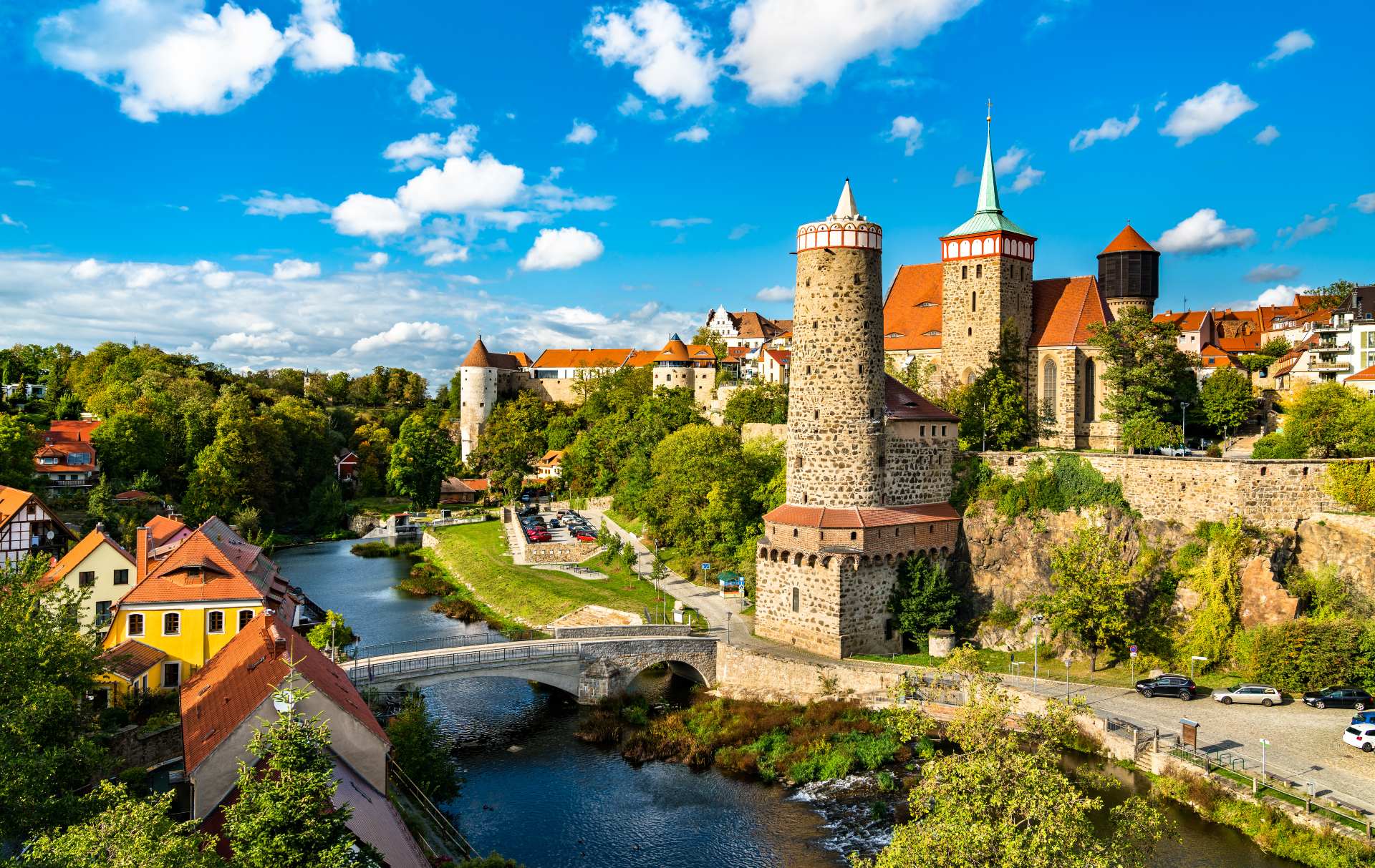 Sicht auf Bautzen mit Fluss und Stadtmauer